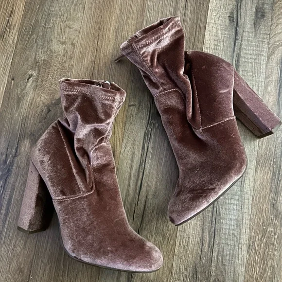 Steve Madden Blush Velvet Booties 5.5 - Picture 1 of 4